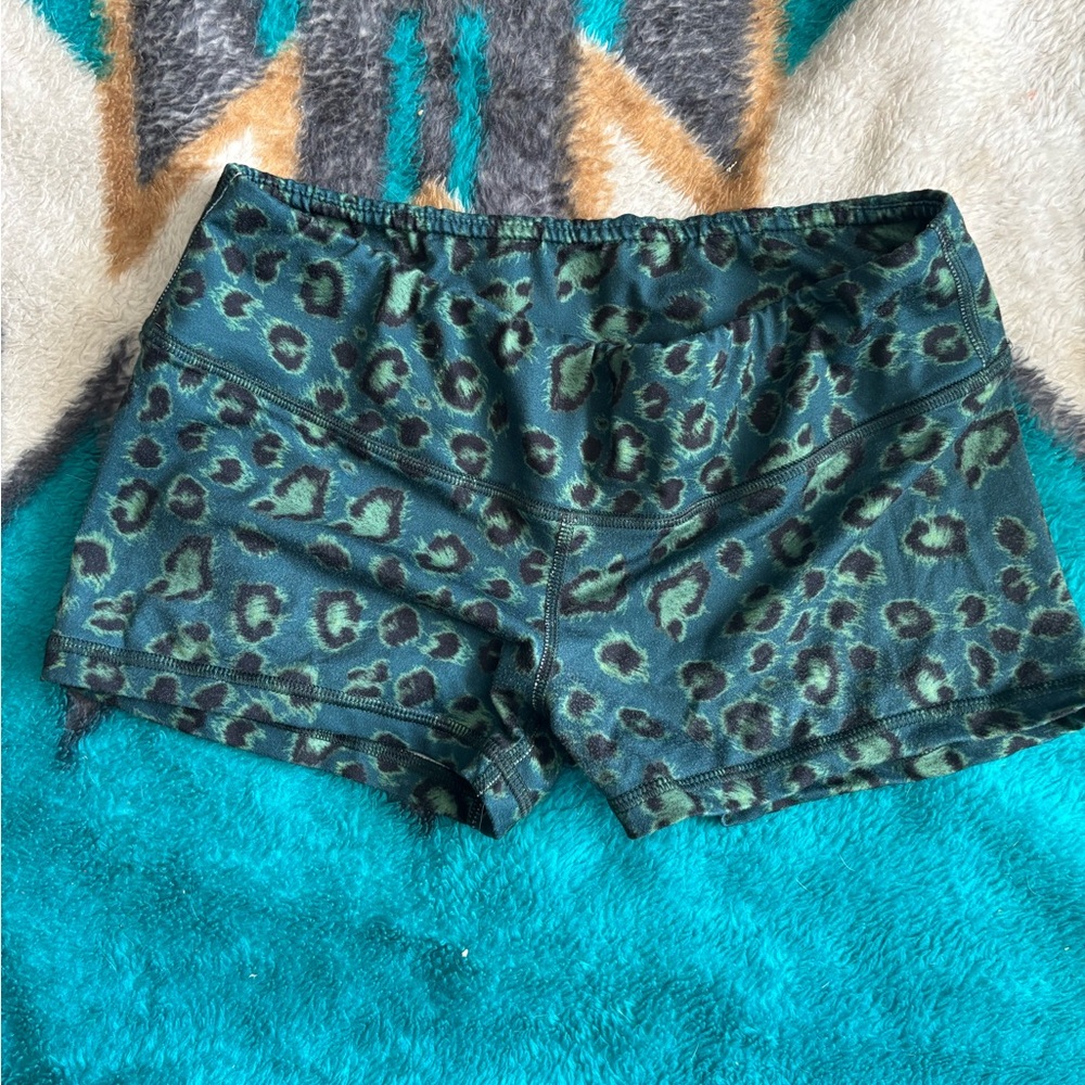 Night leopard shorts